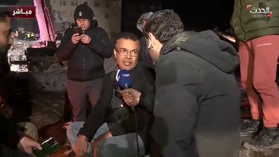 يمني على ركام مبنى منهار في تركيا بانتظار نبأ سار بشأن أسرته - (فيديو)