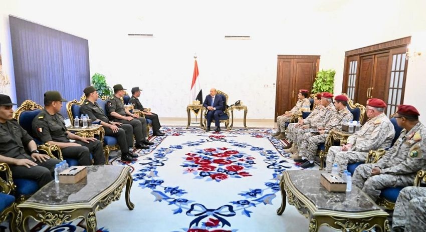 العليمي يستقبل وفداً عسكرياً مصرياً رفيعاً