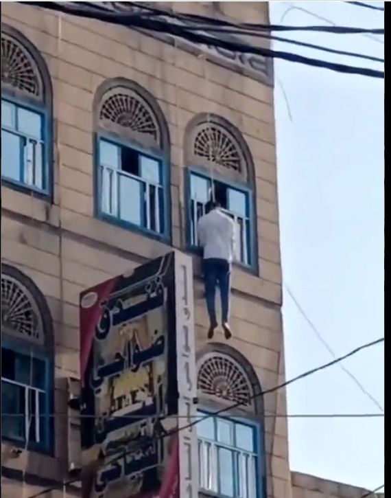 شاهد..وسط ذهول المارة شاب بعد ان افقدته المليشا جميع سبل الحياه يعلق جسده منتحرا في احد فنادق العاصمه صنعاء 