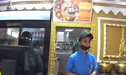 يمني يتحرش بشابة سعودية ويثير غضباً واسعاً والواقعة تتصدر الترند في المملكة - (فيديو)