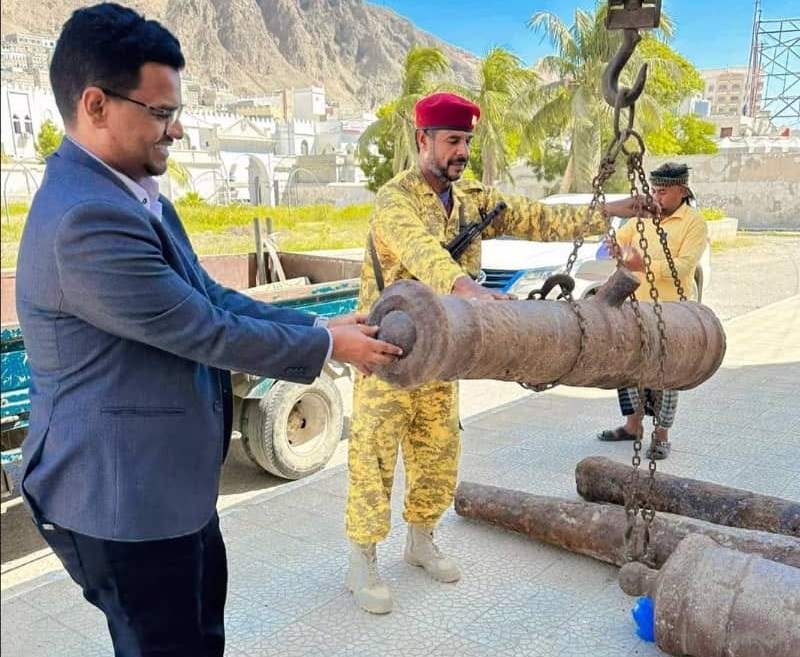 شاهد بالصور- متحف المكلا يتسلّم  مدافع أثرية 