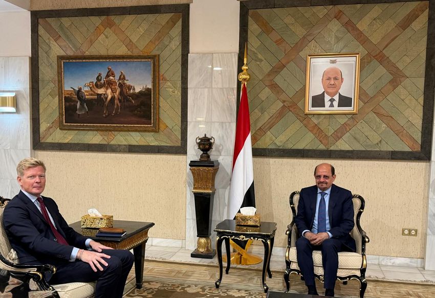 وزير الخارجية اليمني يؤكد دعم الحكومة لجهود المبعوث الأممي لإنهاء الحرب