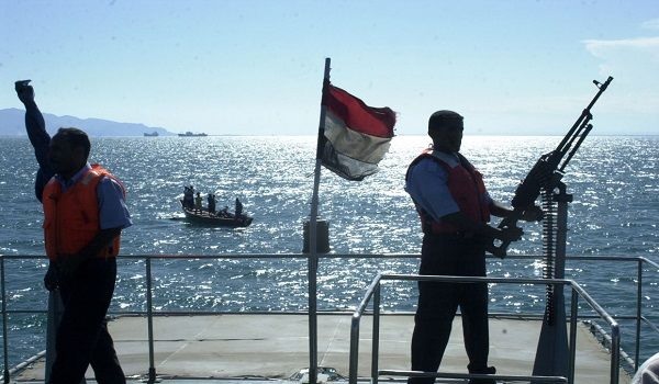 اليمن يتسلم من القوات الامريكية زعيمة مع طاقمها