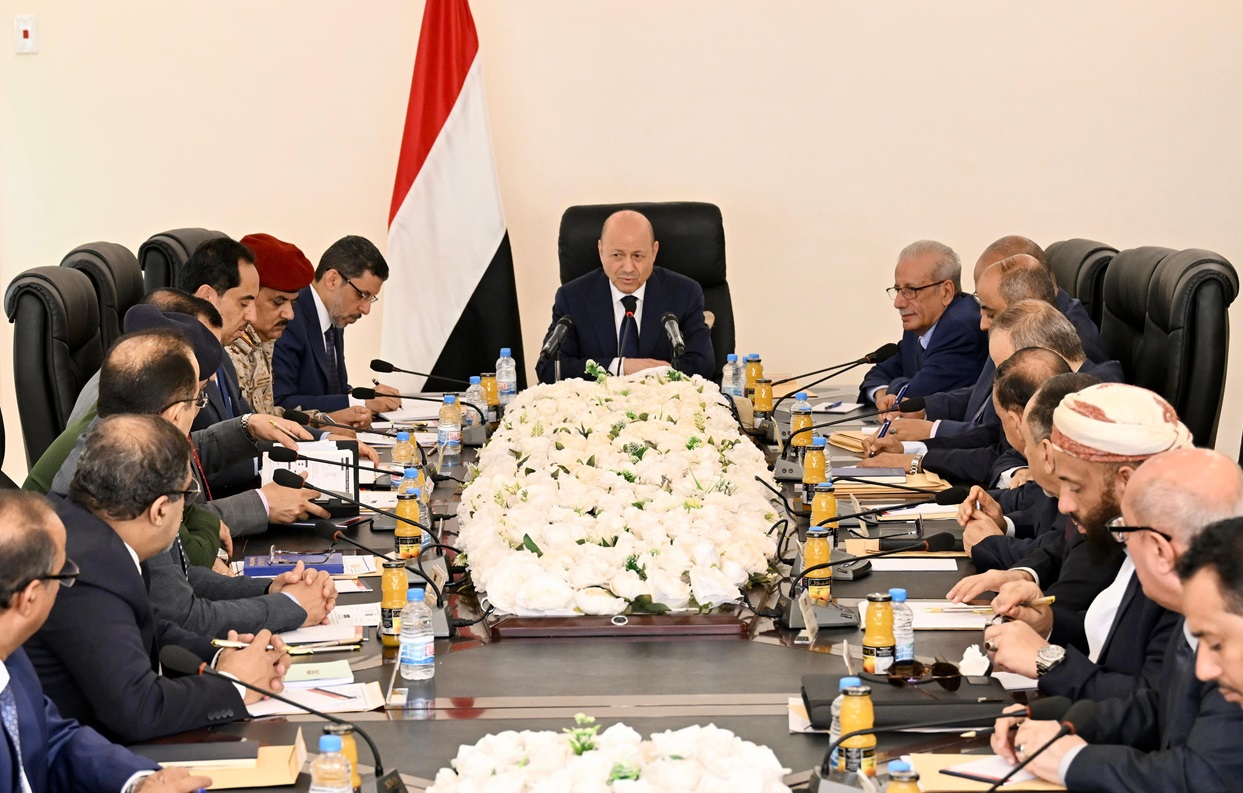 رئيس مجلس القيادة الرئاسي اليمني يضع الحكومة أمام اولويات وموجهات المرحلة المقبلة