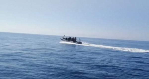 إنقاذ بحار يمني وفقدان 4 آخرين إثر انقلاب مركب شراعي قبالة حضرموت