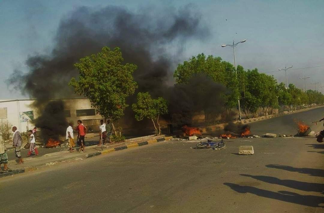 احتجاجات غاضبة في المكلا تنديداً بتدهور الخدمات وانهيار الريال اليمني - (صور)