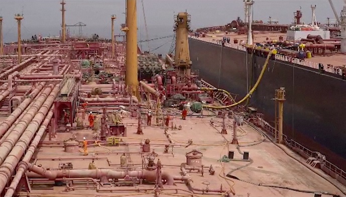 بيان عماني يرحب باكتمال تفريغ ناقلة صافر