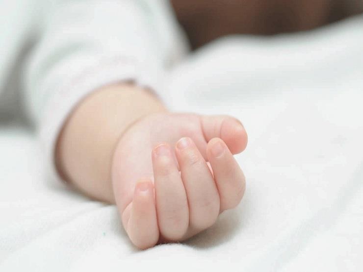أزعجه بكاء طفلته الرضيعة.. فضربها حتى الموت (تفاصيل محزنة)