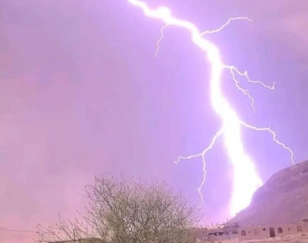 صاعقتان توديان بحياة 6 نساء ورجل غرب اليمن