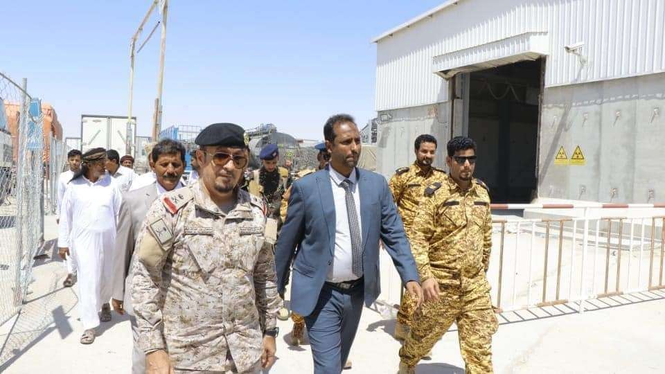 مسؤول عسكري في التحالف العربي يطلع على سير العمل في منفذ يمني حدودي مع سلطنة عمان