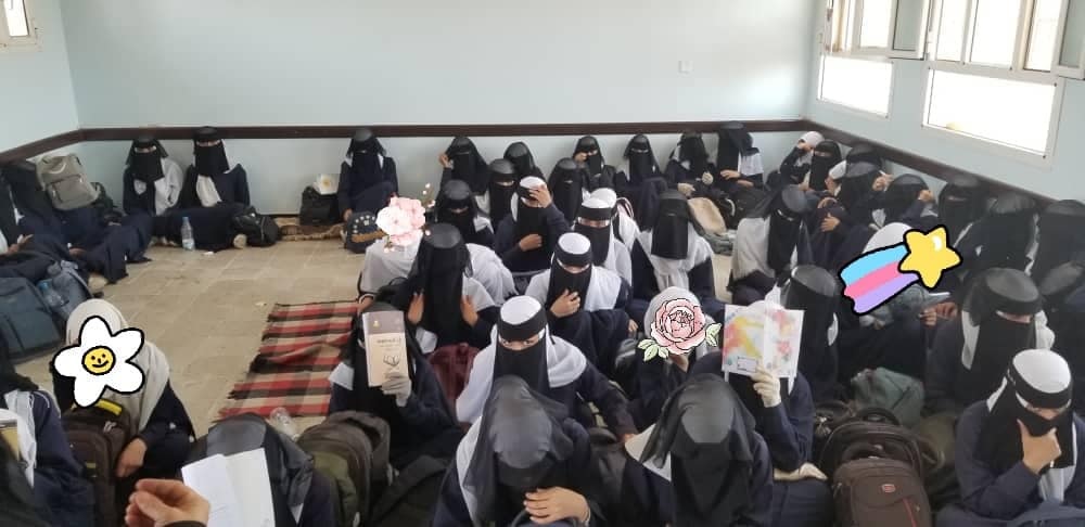 700 طالبة بمدرسة حكومية في صنعاء يفترشن الأرض - (صور)