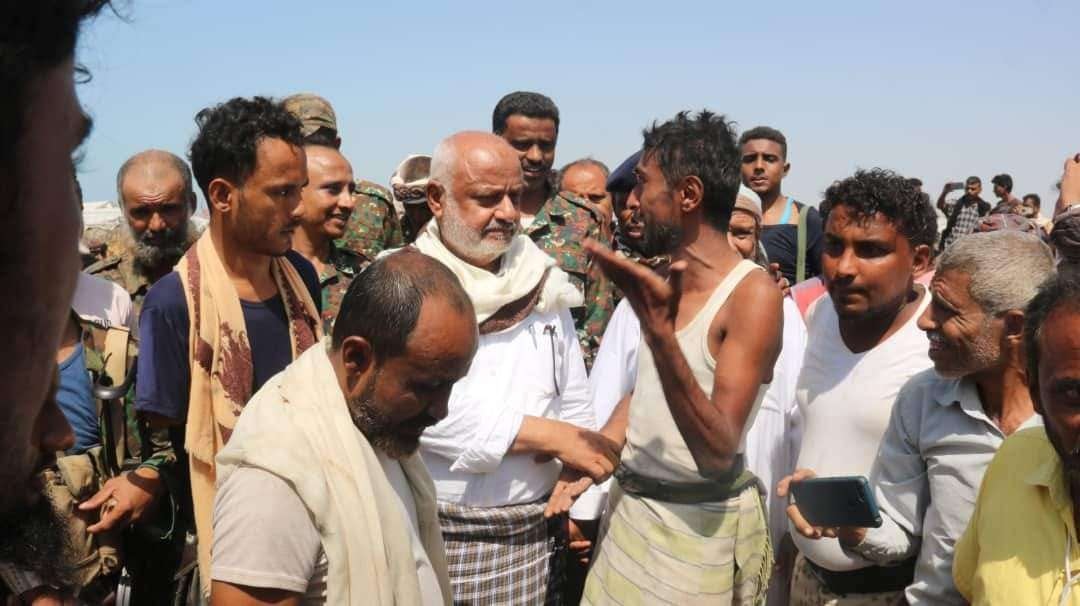 محافظ الحديدة يوجه بتعويض المتضررين من حريق مخيم الجشة