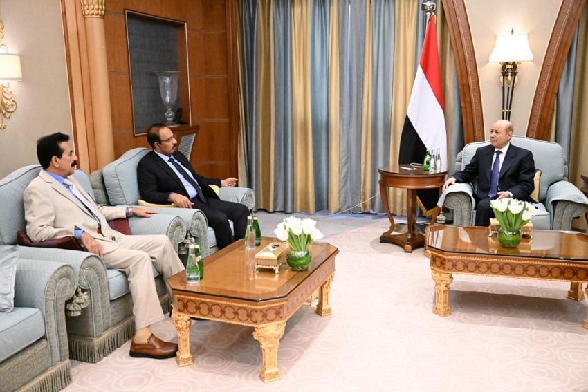 العليمي يجتمع مع محافظي حضرموت والجوف ويصدر لهما توجيهات هامة