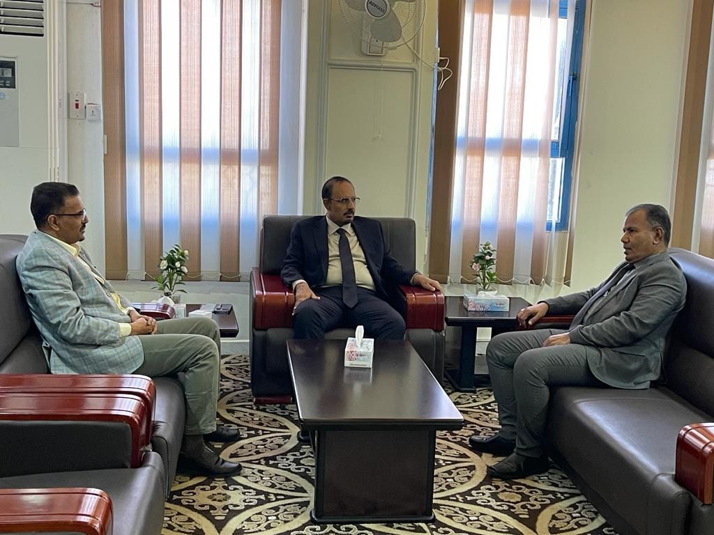 محافظ حضرموت يناقش أوضاع مديريات الوادي والصحراء