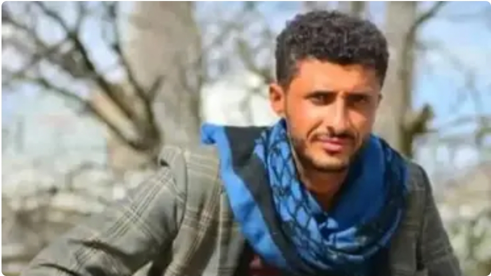 شاهد عدد من المسلحين الح.وثيين وهم يطلقون الرصاص على شاب يمني وسط خوف ورعب الماره
