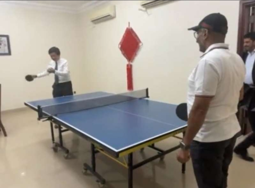 العميد طارق يلتقي السفير الصيني وكرة التنس حاضرة ...مالقصة