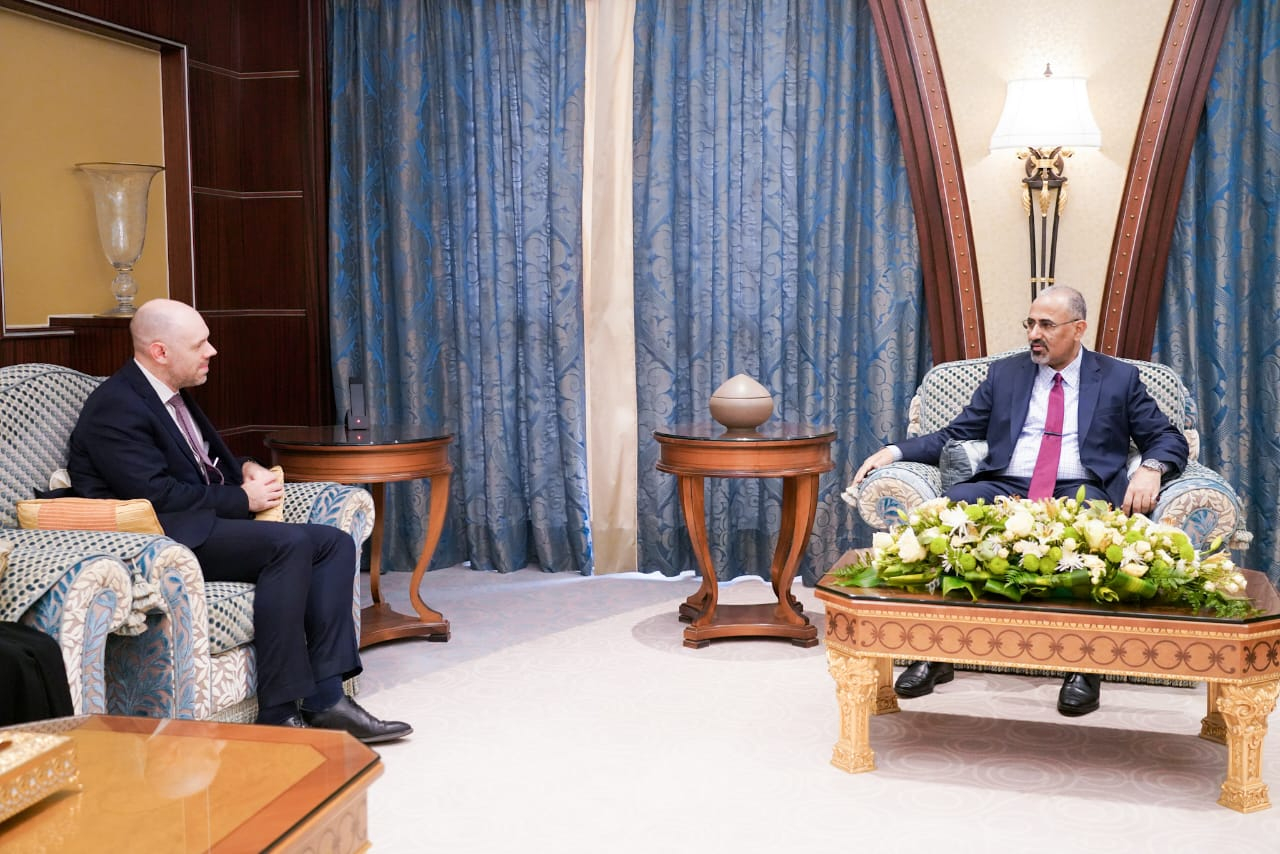 الزبيدي يبحث مع سفير بريطانيا مستجدات العملية السياسية وخطوات وسب حل القضية الجنوبية