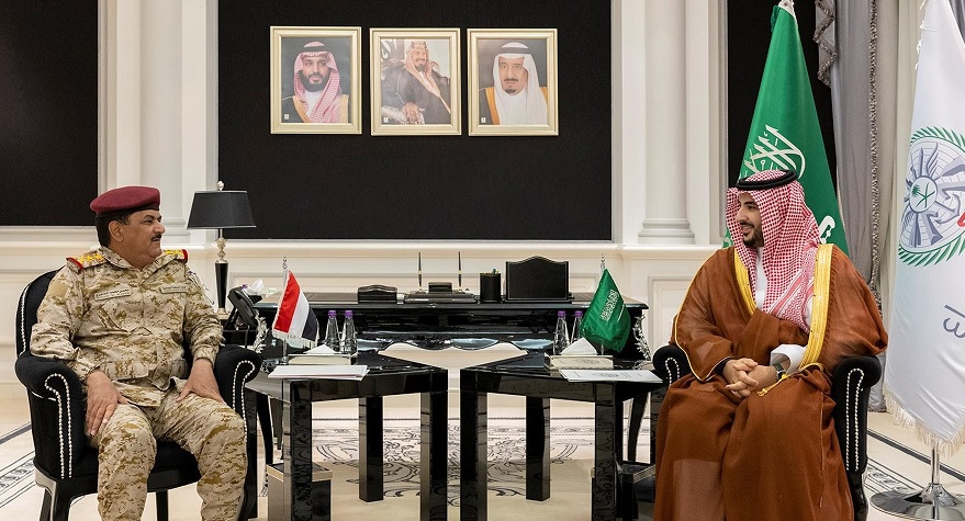 بن سلمان يلتقي وزير الدفاع اليمني ويبحثان الخطوات المستقبلة للتعامل مع المتغيرات المحتملة
