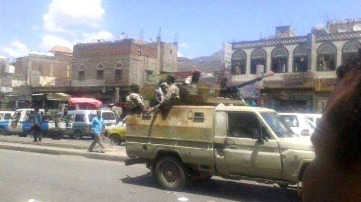 ميليشيا ايران في اليمن تدفع بتعزيزات عسكرية جديدة ضخمة باتجاه تعز 