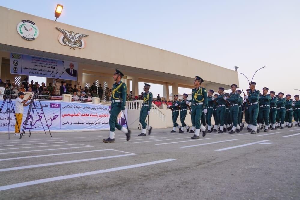 في رسالة "ضمنية" إلى وزير الداخلية.. البحسني يشهد حفل تخرج دفعة جديدة من خريجي كلية الشرطة بحضرموت - (فيديو)