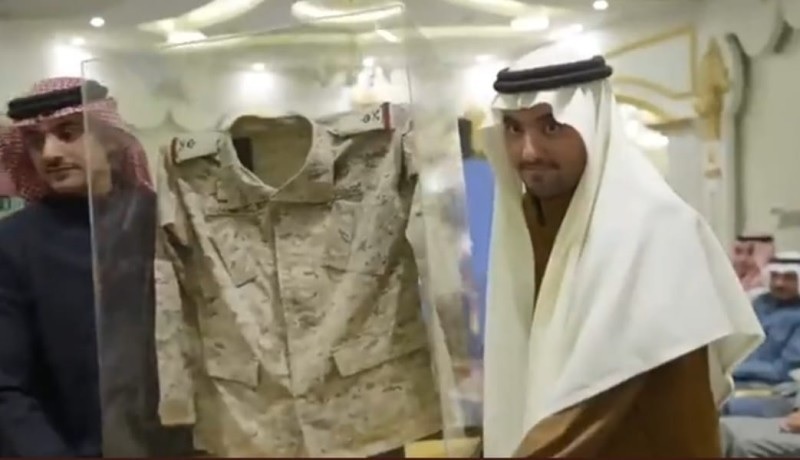 السعودية.. أمير عسير يوجّه بوضع سترة ضابط استشهد بنيران حوثية على مدخل الإمارة