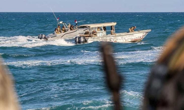 شركة بريطانية: مسلحون على زورق سريع اقترب واطلق النار على سفينتين في باب المندب