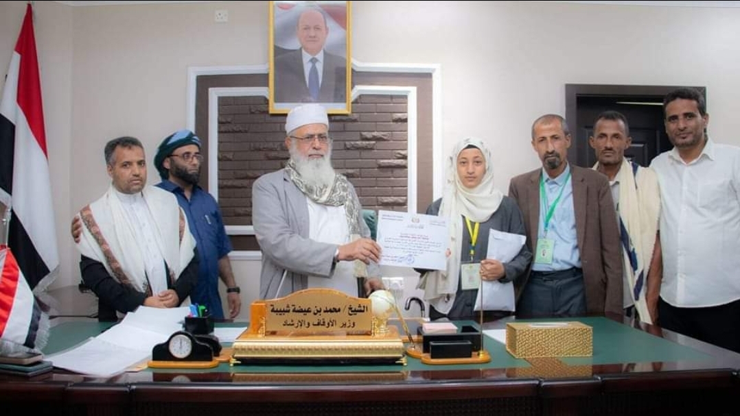 بتكليف من معالي وزير الأوقاف والإرشاد  وكيل قطاع التحفيظ يستقبل الحافظة منار ويكرمها في مقر الوزارة بمليون ريال وعمرة لها ولوالديها