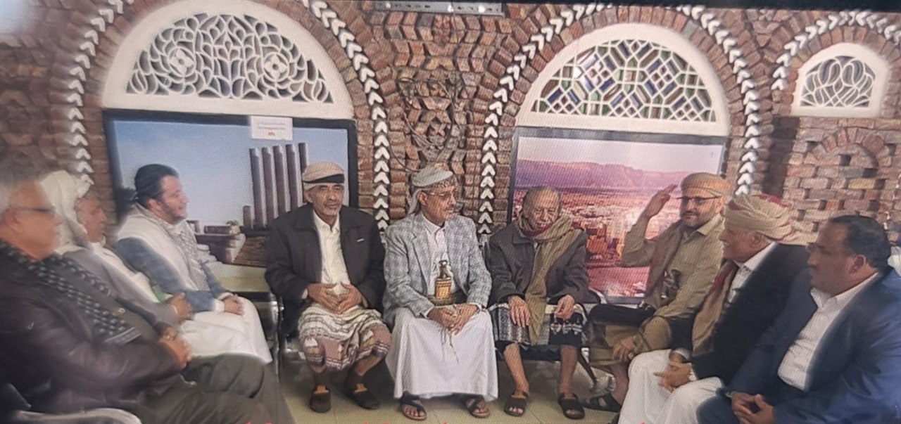شاهد.. اول صورة لوزير الدفاع الصبيحي وشقيق الرئيس هادي في مطار صنعاء
