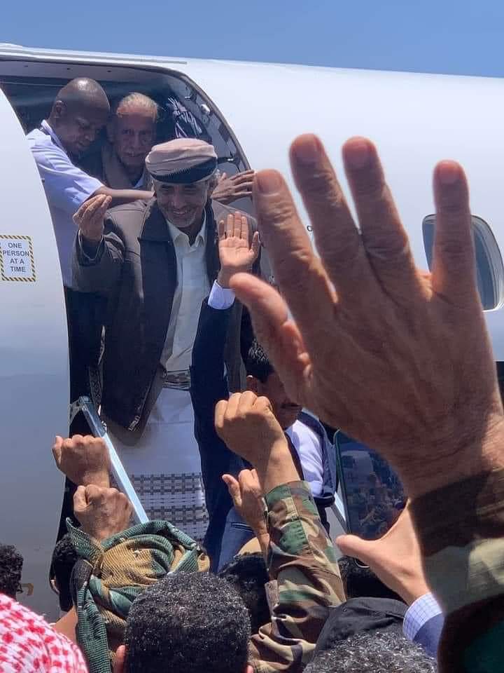 اللحظات الاولى لوصول وزير الدفاع الاسبق الصبيحي وشقيق الرئيس هادي الى مطار عدن وكيف بدت ملامحهما - (فيديو)