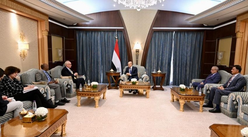 الرئيس العليمي يطلع على نتائج اتصالات المبعوث الامريكي بشأن اطلاق عملية سياسية شاملة