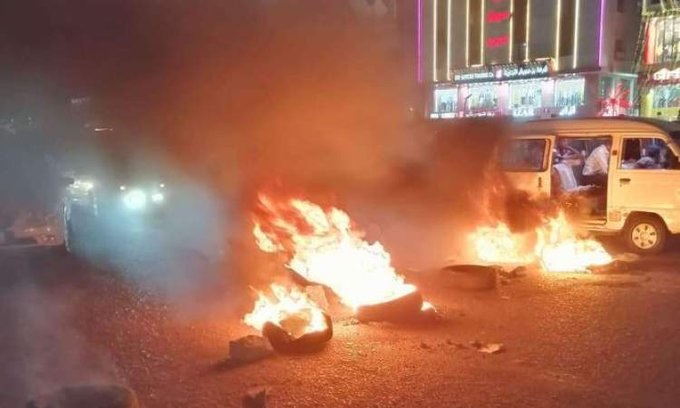 قوات أمنية تفض بالقوة احتجاجات غاضبة في عدن تنديداً بتدهور الكهرباء