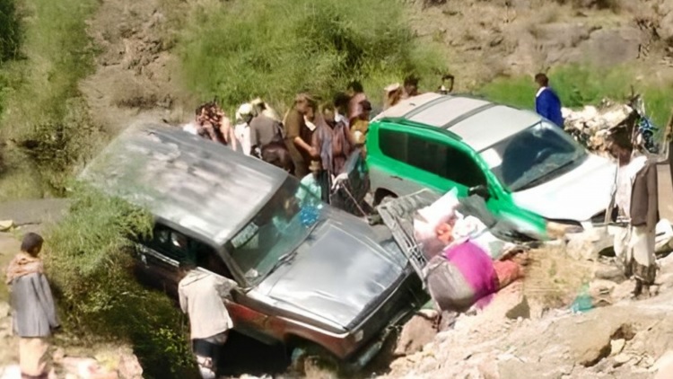 وفاة وإصابة 9 أشخاص بينهم 4 نساء اثر انقلاب مركبة تقل مسافرين في تعز