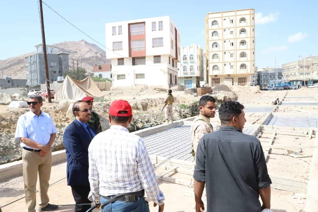 محافظ حضرموت يتفقّد المراحل الأخيرة لفرش طبقة الصبيّات بطريق جولة الكتاب بديس المكلا