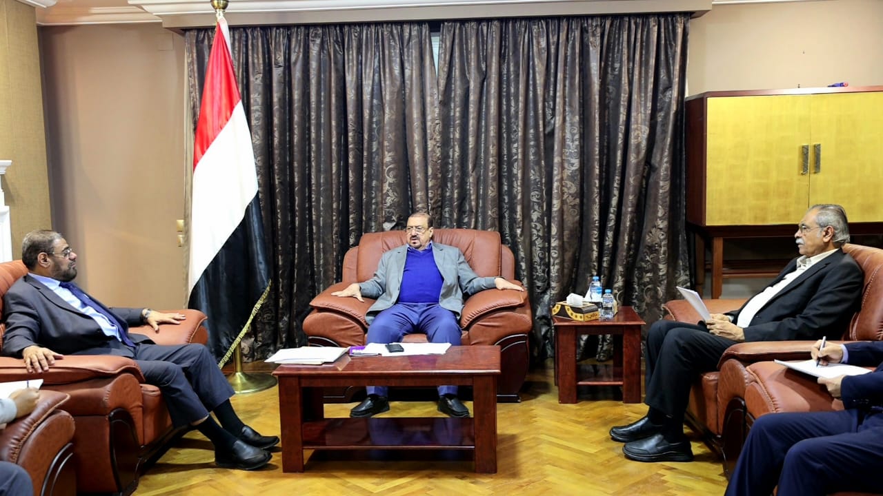 بعد رفع الحكومة سعر الدولار الجمركي والبترول وتعرفة المياه والكهرباء.. رئاسة هيئة البرلمان اليمني تقر هذا الامر