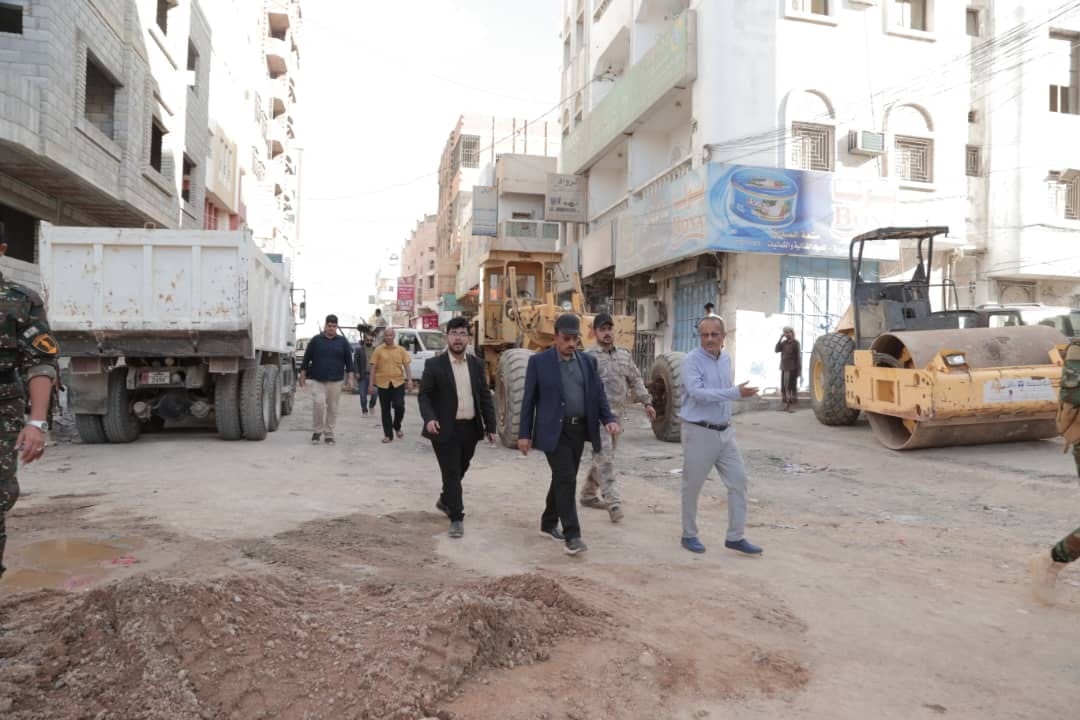 محافظ حضرموت يتفقّد عددًا من مشاريع الطرق بمدينة المكلا