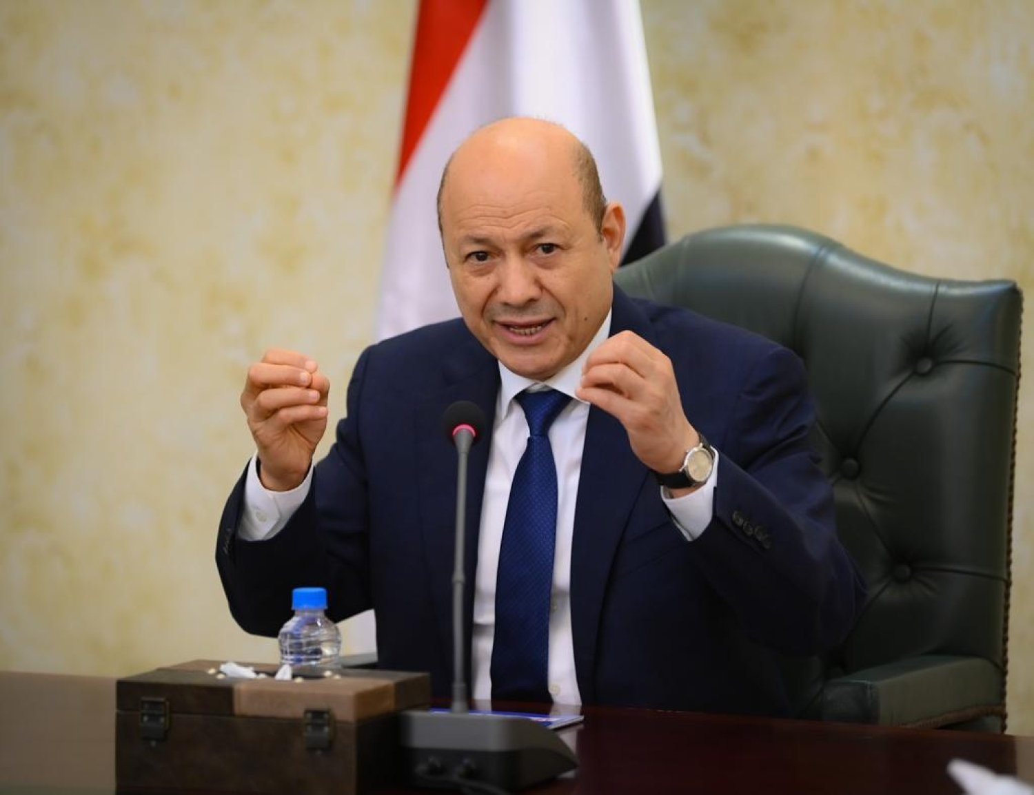 الرئيس العليمي يشيد بضبط أمن تعز منفذ عملية اغتيال موظف أممي ويحث على سرعة استكمال التحقيقات