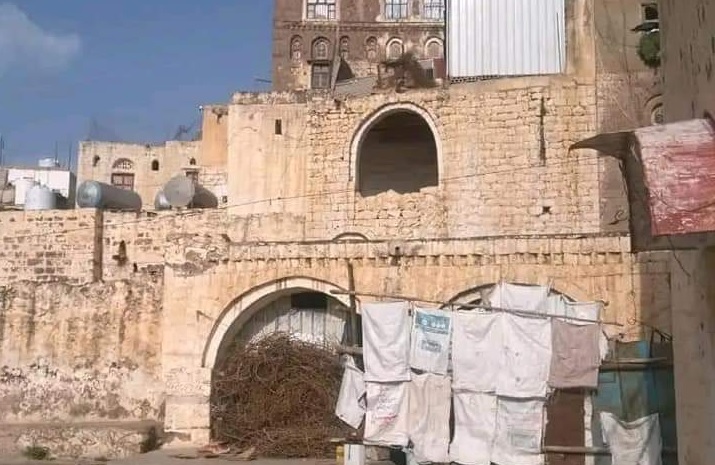 عنصر في ميليشيا ايران يحول جامع أثري إلى مبنى سكني ويجري استحداثات جديدة فيه