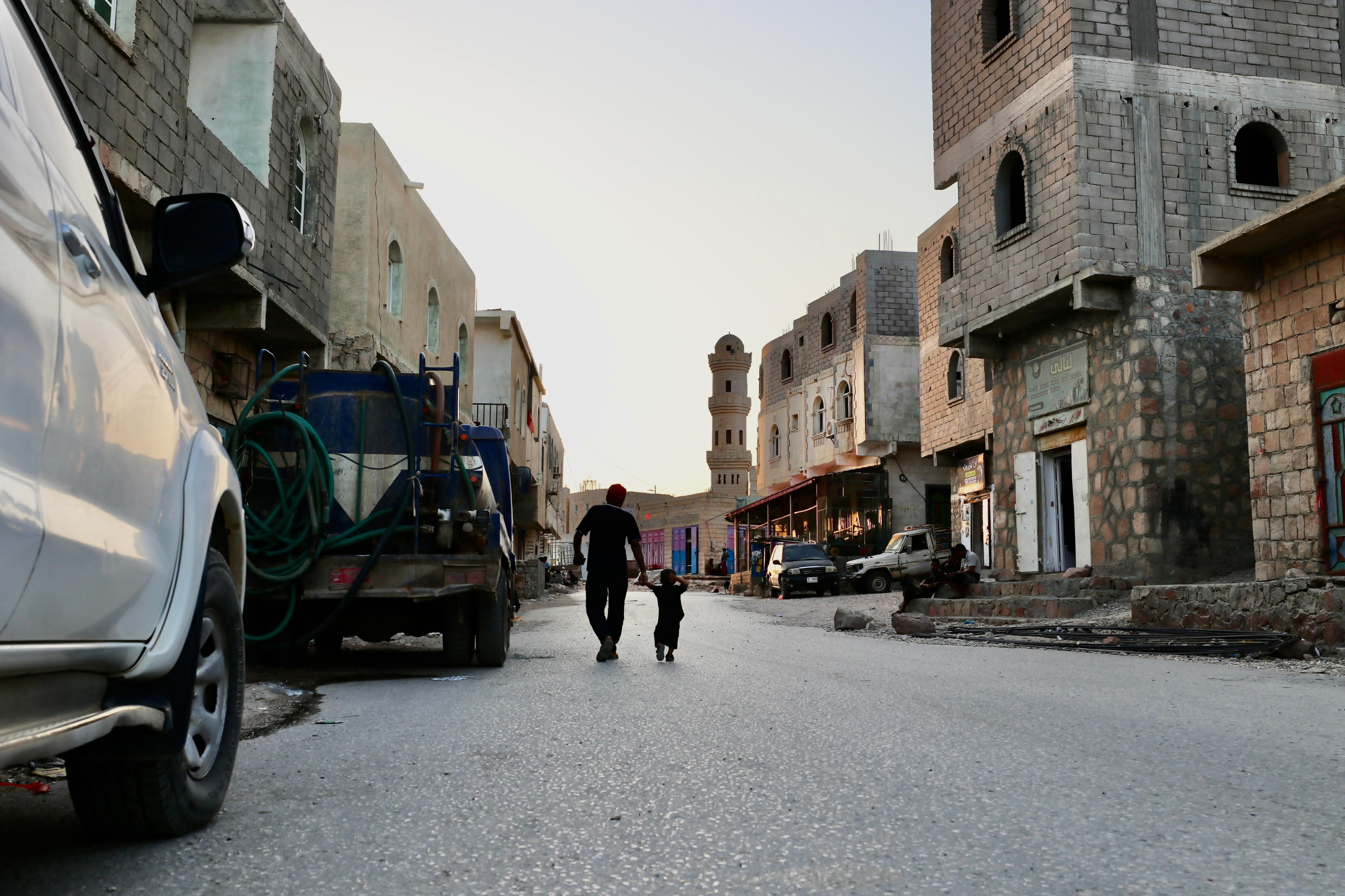 انسجامًا مع المكونات الطبيعية للجزيرة وحفاظًا على جماليتها .. : مشروع إعادة تأهيل الطرق الداخلية في سقطرى يرفع مستوى التنقل والخدمات في الجزيرة   