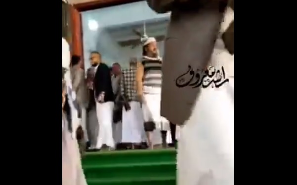 مصلون يغادرون مسجداً في صنعاء بسبب هذا الأمر - (فيديو)