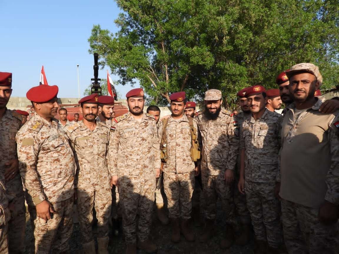 القوات الحكومية تخرج أول دفعة أسلحة مشتركة في محور مران