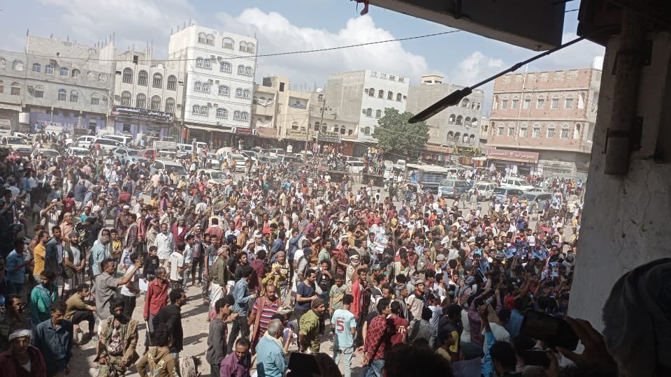 حشود غاضبة تهتف ضد الانتقالي جنوب اليمن: برع برع يا دلال.. برع برع يا استعمار - (فيديو)