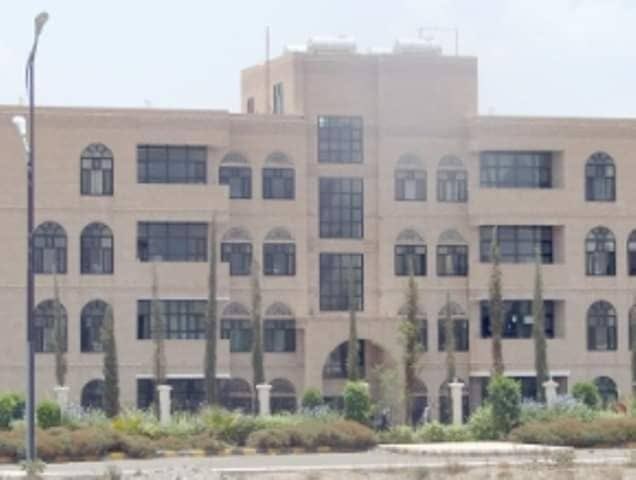 وزير حوثي يسطو على مبنى حكومي ويحوله إلى سكن خاص لأسرته
