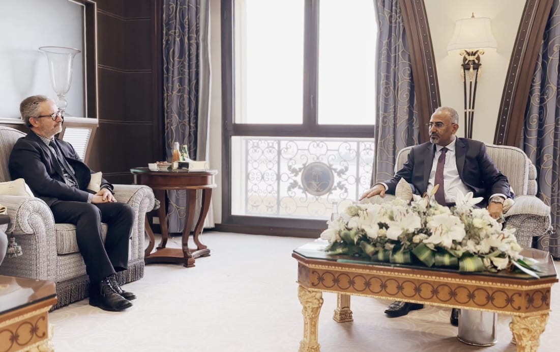 الزبيدي يدعو الاتحاد الاوروبي إلى تكثيف التباحث مع التحالف العربي لتسريع إطلاق المنحة المالية 
