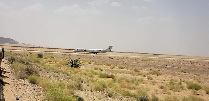 عاجل.. وصول طائرة تقل الصحفيين الاربعة المحكومين بالاعدام واقارب الجنرال علي محسن إلى مارب