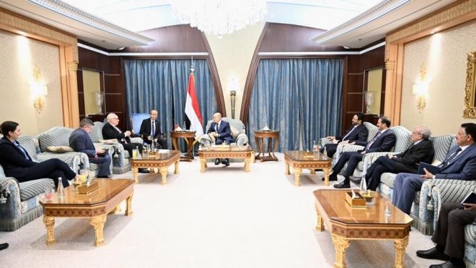العليمي لـ المبعوث الامريكي: ملتزمون بنهج السلام العادل وفق المرجعيات الثلاث