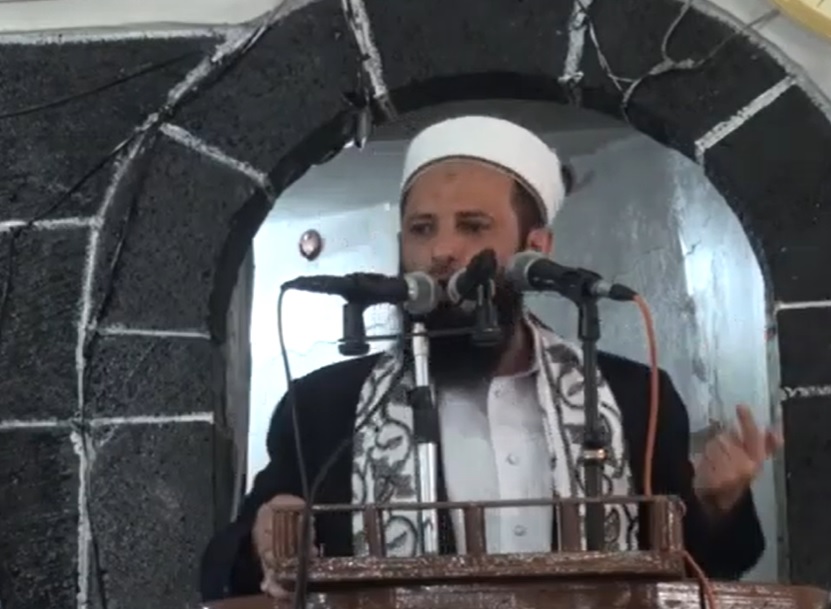 عنصر من الميليشيا يقتحم مسجد ويهدد الخطيب: انزل والله لا اقرح راسك
