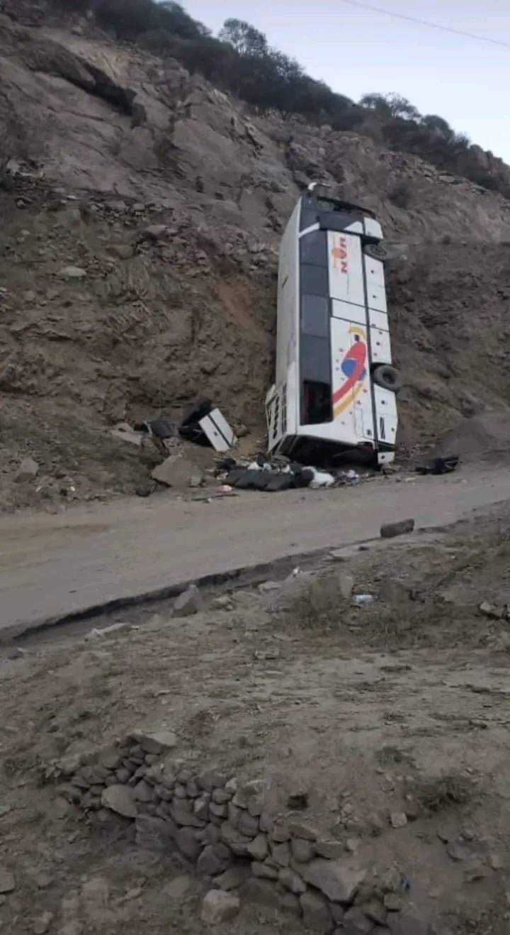 وفاة شخصين وإصابة آخرين إثر انقلاب حافلة ركاب جنوب اليمن