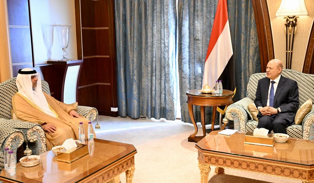 الرئيس العليمي يستقبل سفير الإمارات ويناقشان الجهود السعودية العمانية لاحلال السلام في اليمن