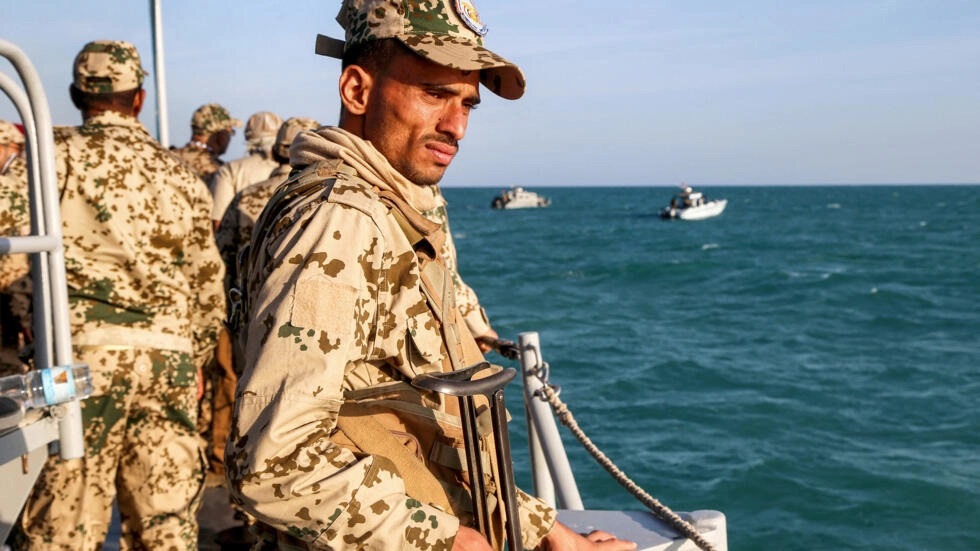 شركة عملاقة للنقل البحري تعلن تعليق مرور سفنها عبر باب المندب