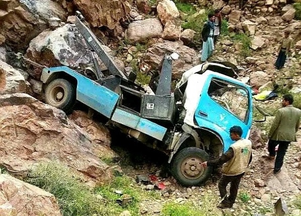 وفاة 4 رجال مرور إثر سقوط رافعة أثناء عملية إزاحة شاحنة نقل وسط اليمن